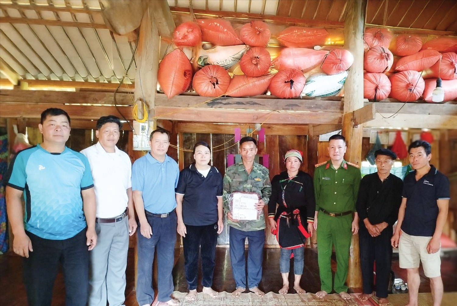 Hộ gia đình anh Chảo Tà Hành thôn Sủng Ú, xã Sủng Máng được các cấp chính quyền vận động quay lại phong tục tập quán địa phương Hộ gia đình anh Chảo Tà Hành thôn Sủng Ú, xã Sủng Máng được các cấp chính quyền vận động quay lại phong tục tập quán địa phương