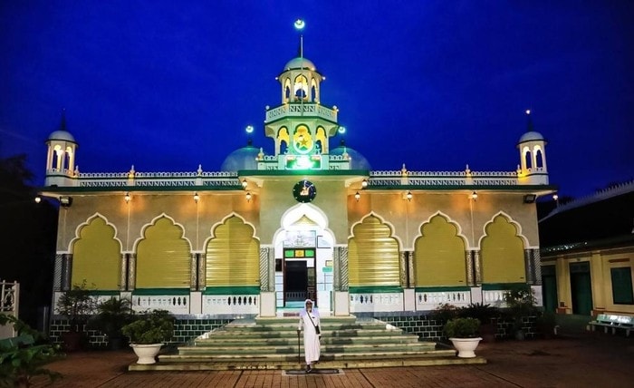 Vẻ đẹp của Thánh đường Hồi giáo Mosque Mubarak về đêm.