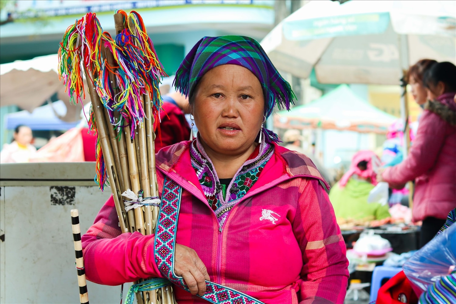 Chợ được chia ra nhiều khu vực như đồ thổ cẩm, bán rau củ quả, cây thuốc, đồ ăn, hoa cây cảnh, cuốc xẻng... 