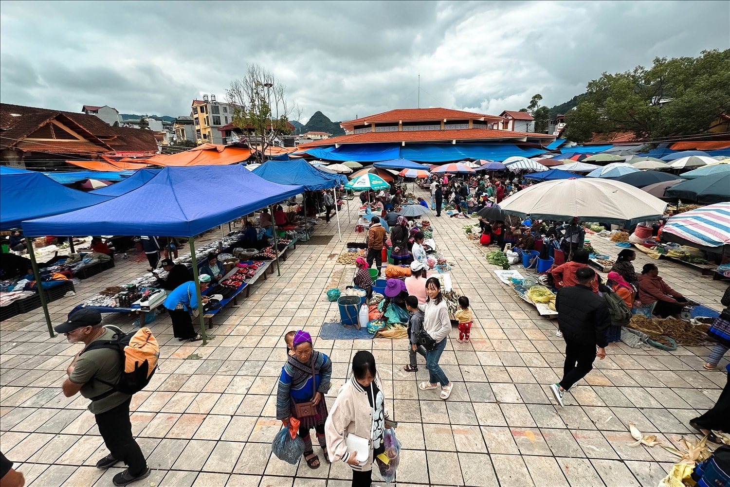 Nằm ngay giữa trung tâm thị trấn Bắc Hà (huyện Bắc Hà, tỉnh Lào Cai), phiên chợ Bắc Hà cách thành phố Lào Cai 70 km, mỗi tuần họp một lần vào sáng Chủ nhật