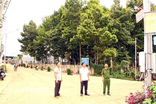 Công an xã Quang Trung, huyện Thống Nhất cùng thành viên Ban ấp, Ban hành giáo ấp Lam Sơn kiểm tra hệ thống camera an ninh ở một khu vực dân cư được thực hiện từ nguồn xã hội hóa (Ảnh: Sông Thao). Công an xã Quang Trung, huyện Thống Nhất cùng thành viên Ban ấp, Ban hành giáo ấp Lam Sơn kiểm tra hệ thống camera an ninh ở một khu vực dân cư được thực hiện từ nguồn xã hội hóa (Ảnh: Sông Thao).