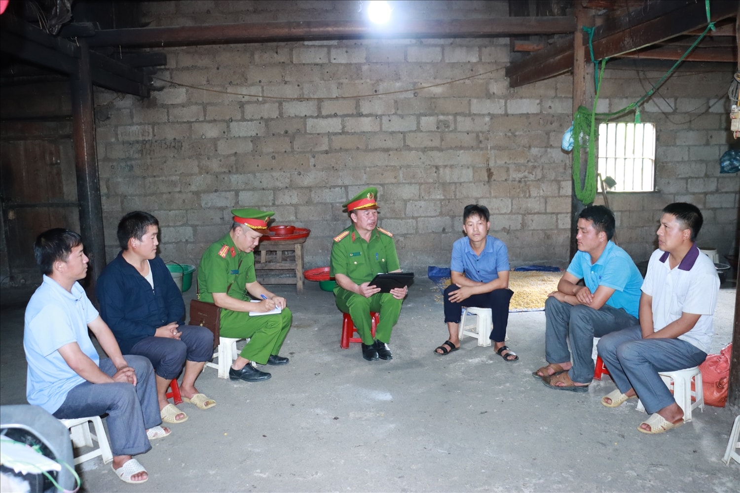 Công an xã Cán Chu Phìn, huyện Mèo Vạc, tỉnh Hà Giang tuyên truyền, vận động người dân không theo tà đạo Công an xã Cán Chu Phìn, huyện Mèo Vạc, tỉnh Hà Giang tuyên truyền, vận động người dân không theo tà đạo