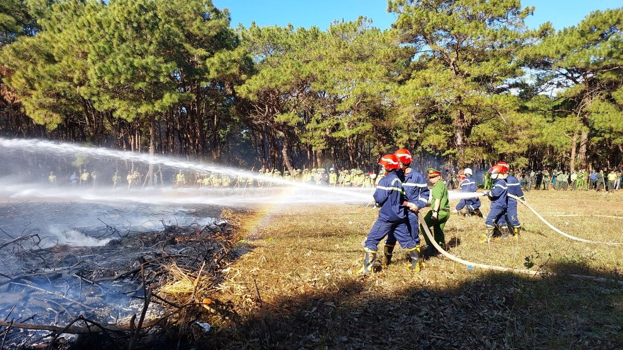 Các lực lượng cùng tham gia diễn tập chữa cháy rừng tại huyện Ia Grai
