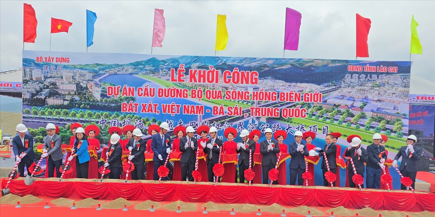 Các đại biểu tiến hành nghi thức khởi công công trình bên phía Việt Nam