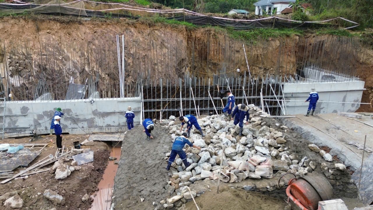 Các đơn vị thi công huy động tối đa nhân lực và vật lực, tăng ca, tăng kíp để phấn đấu cơ bản hoàn thành các dự án trước 30/5 Các đơn vị thi công huy động tối đa nhân lực và vật lực, tăng ca, tăng kíp để phấn đấu cơ bản hoàn thành các dự án trước 30/5