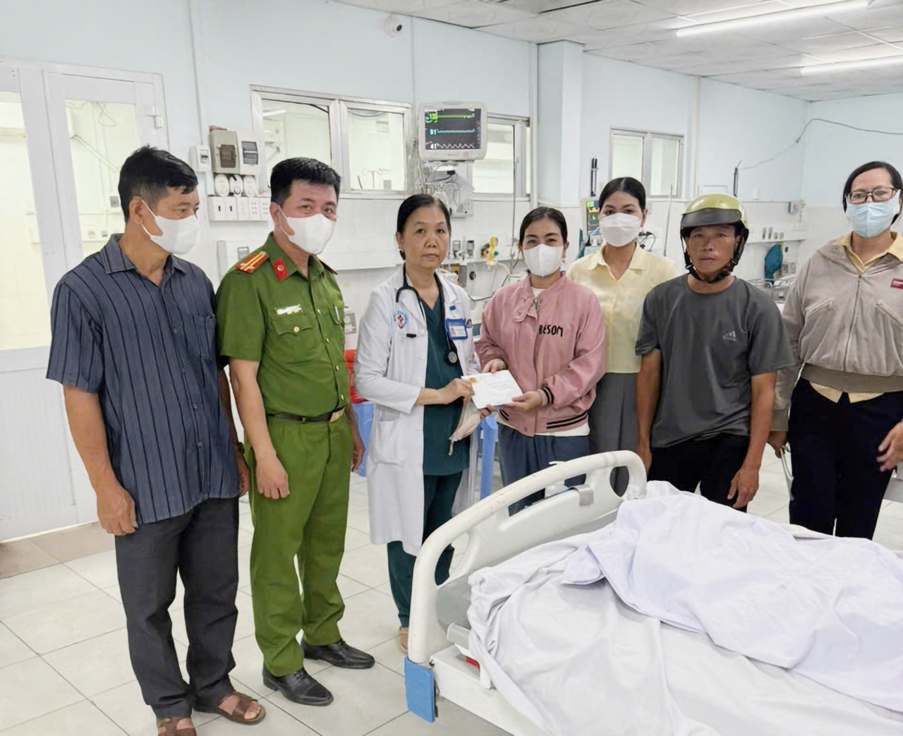 Đại diện Đảng uỷ, UBND, Công an thị trấn Vĩnh Thạnh Trung trao tiền hỗ trợ cháu L Đại diện Đảng uỷ, UBND, Công an thị trấn Vĩnh Thạnh Trung trao tiền hỗ trợ cháu L
