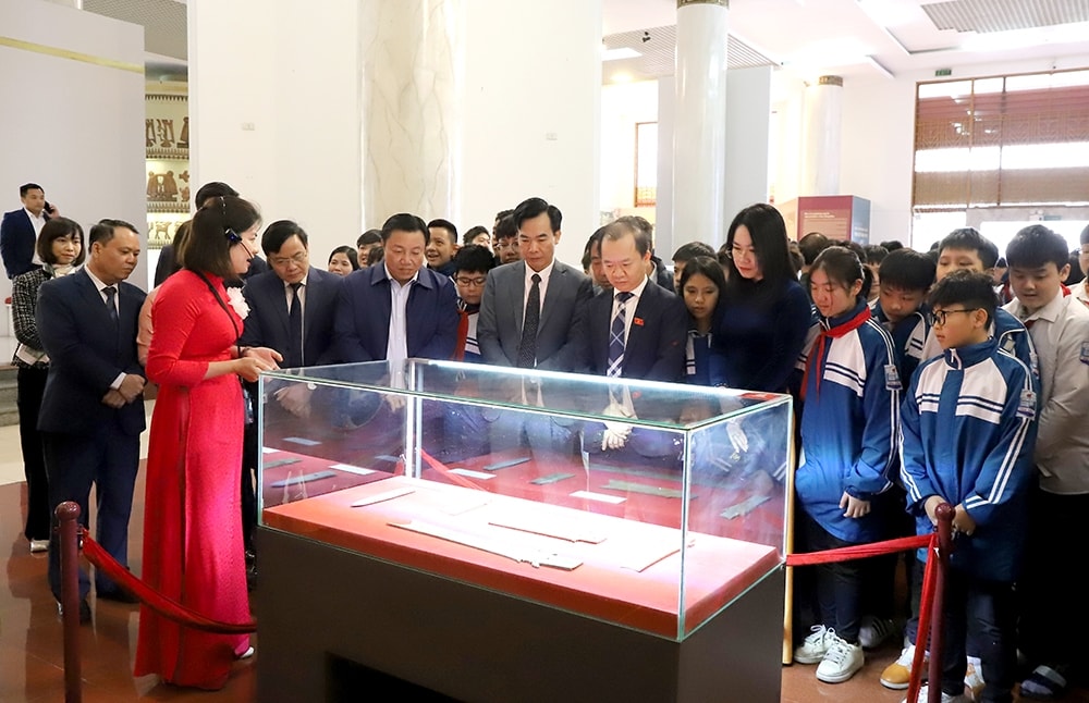 Các đại biểu và các em học sinh nghe giới thiệu về Bộ sưu tập Nha chương- Bảo vật Quốc gia được trưng bày tại bảo tàng Hùng Vương Các đại biểu và các em học sinh nghe giới thiệu về Bộ sưu tập Nha chương- Bảo vật Quốc gia được trưng bày tại bảo tàng Hùng Vương