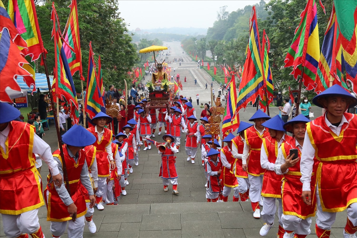 Rước kiệu về Đền Hùng. Rước kiệu về Đền Hùng.