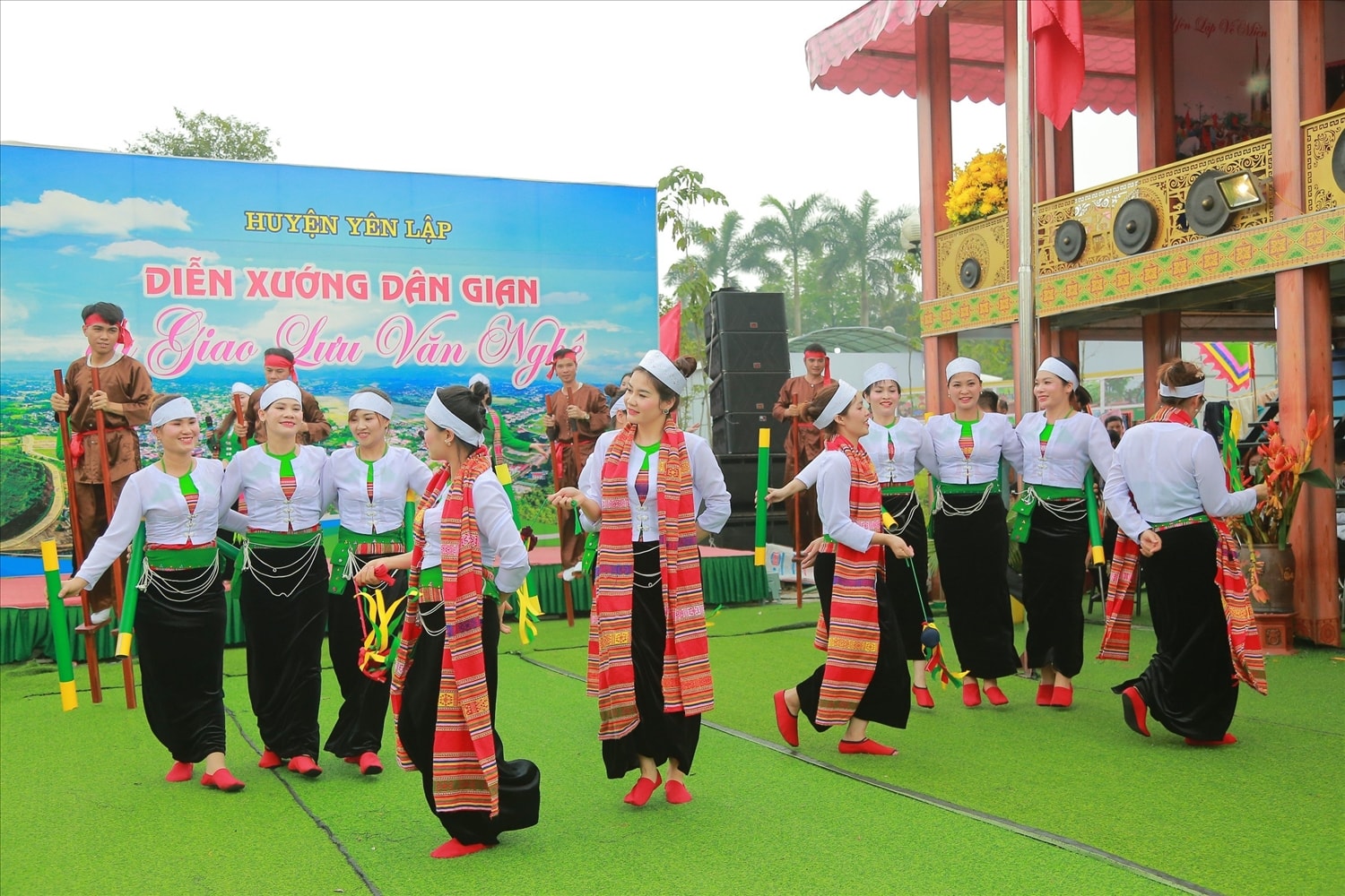 Diễn xướng dân gian của đồng bào Mường huyện Yên Lập tại Đền Hùng. Diễn xướng dân gian của đồng bào Mường huyện Yên Lập tại Đền Hùng.