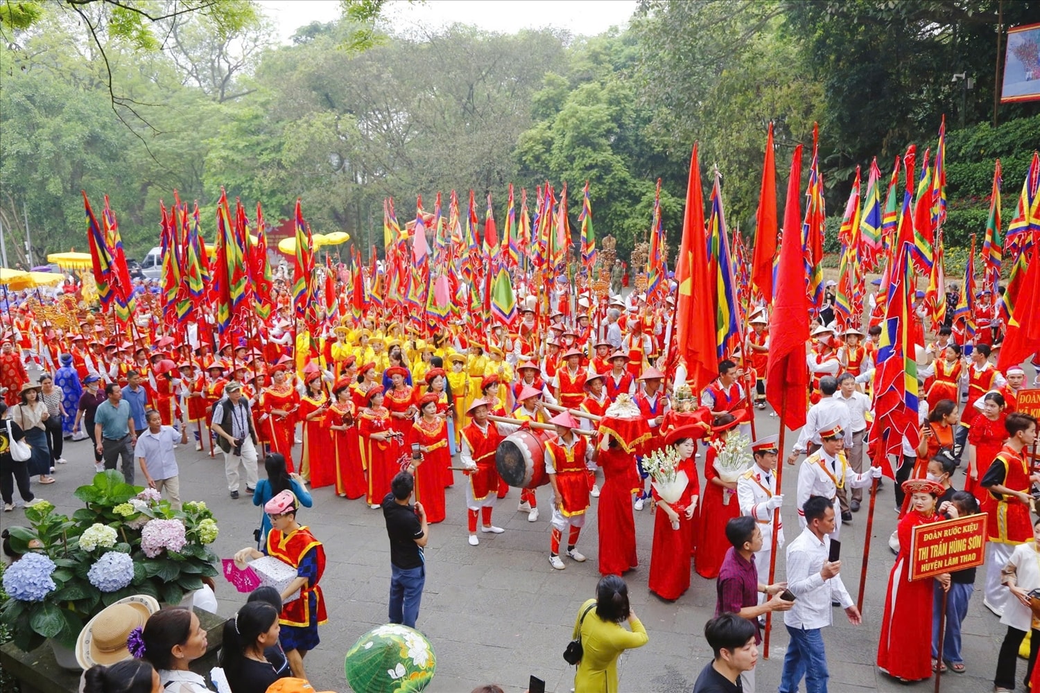 Con Lạc cháu Hồng về với cội nguồn. Con Lạc cháu Hồng về với cội nguồn.