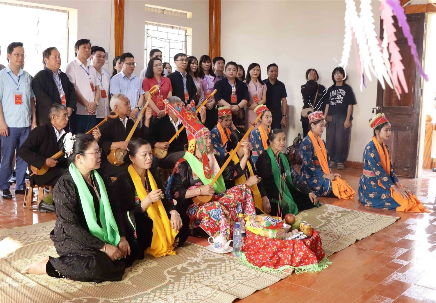 Lễ hội Then Kin Pang là nét văn hoá dân gian đặc sắc trong đời sống tâm linh của cộng đồng dân tộc Thái ở huyện Phong Thổ, tỉnh Lai Châu. (Trong ảnh: Thực hành nghi thức cúng Then tại Nhà Then).