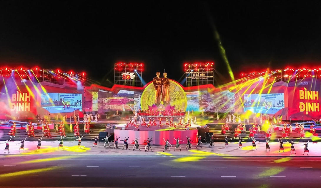 Chương trình văn nghệ tại Lễ Kỷ niệm 50 năm Ngày giải phóng Bình Định