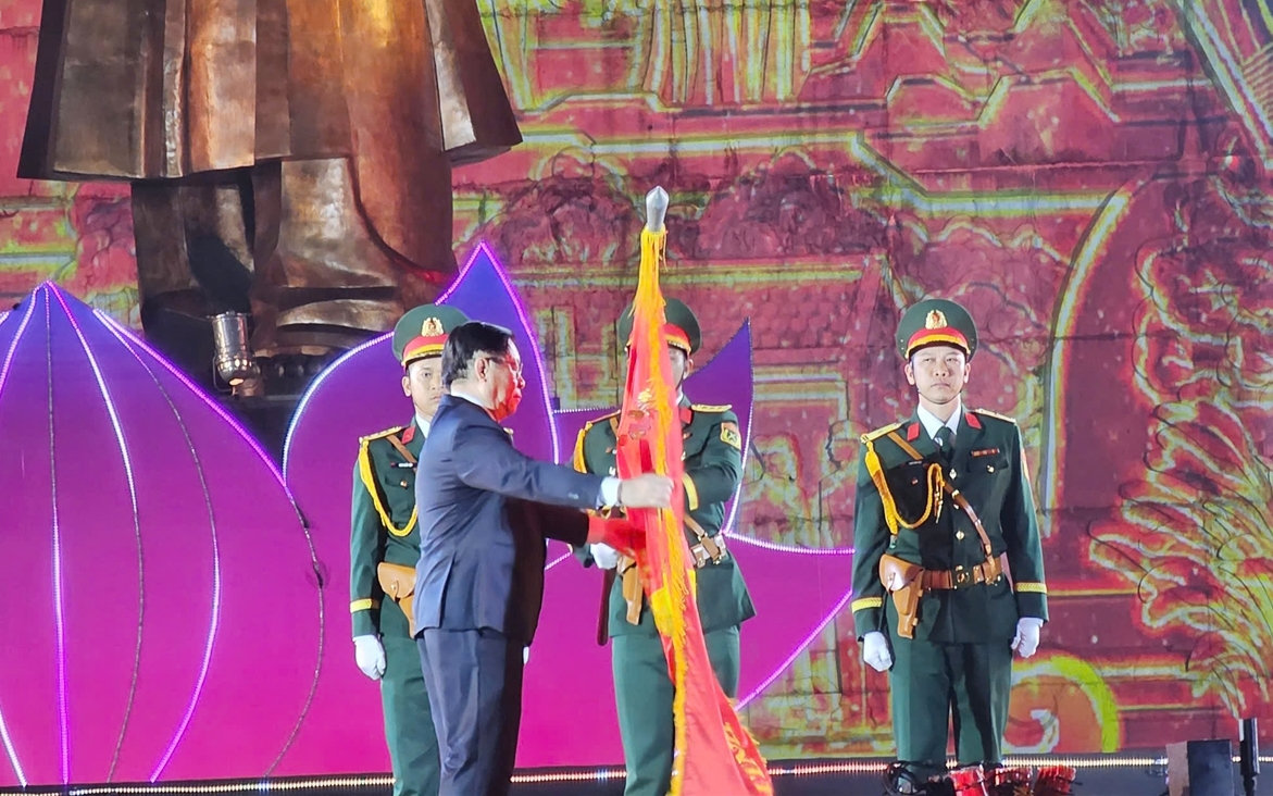Thừa ủy quyền của Chủ tịch nước, ông Nguyễn Trọng Nghĩa - Ủy viên Bộ Chính trị, Bí thư Trung ương Đảng, Trưởng ban Tuyên giáo và Dân vận Trung ương trao Huân chương Độc lập hạng Ba của Chủ tịch nước cho Đảng bộ, chính quyền và Nhân dân tỉnh Bình Định