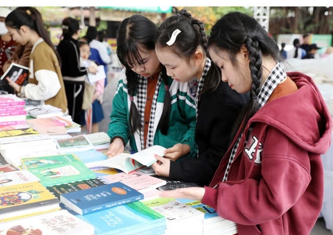 Nhiều học sinh ở thành phố Việt Trì tham quan tại Hội Sách đất Tổ năm 2025. Ảnh: TL