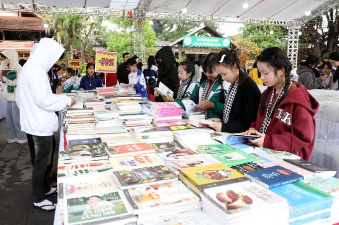 Nhiều học sinh Trường THPT Việt Trì và Trường THCS Văn Lang, thành phố Việt Trì tham quan, tìm hiểu sách tại tại Hội Sách đất Tổ năm 2025. Ảnh: TL