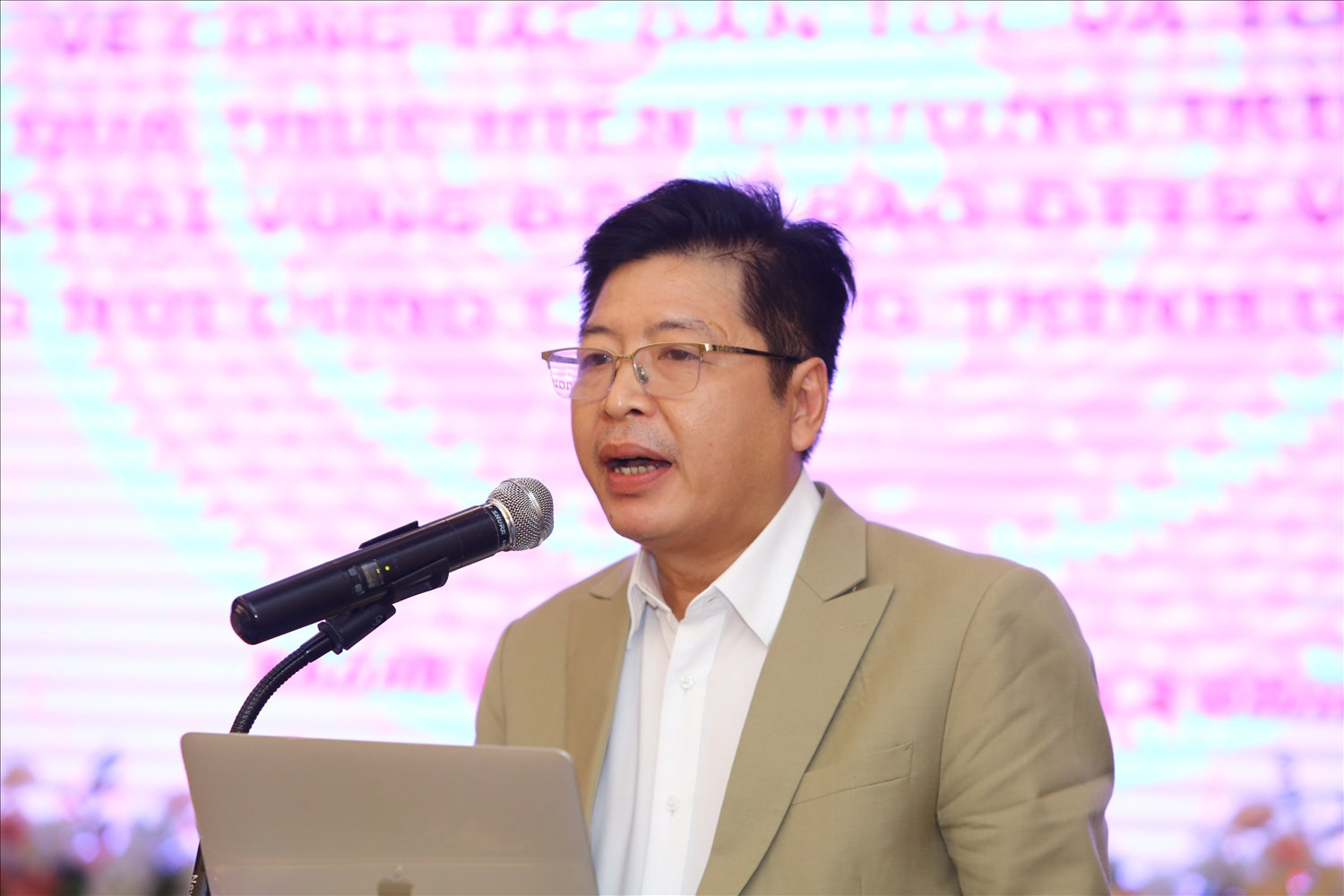 Ông A Vô Tô Phương – Giám đốc Sở Dân tộc và Tôn giáo Quảng Nam nêu nhiều đề xuất tại Hội nghị.