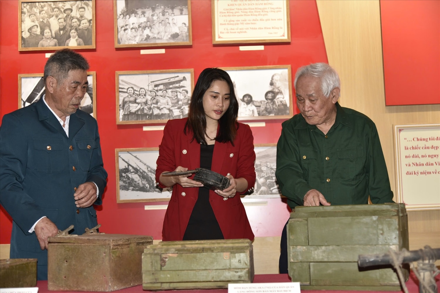 Ông Lê Xuân Giang (bên phải) cùng nhiều cựu binh Hàm Rồng năm xưa đã sưu tầm hàng trăm tư liệu, hiện vật đặc biệt trưng bày tại Ban quản lý di tích lịch sử văn hóa Hàm Rồng.