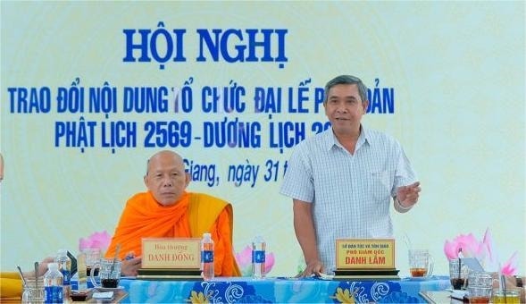 Ông Danh Lắm, Phó Giám đốc Sở Dân tộc và Tôn giáo tỉnh Kiên Giang, phát biểu tại hội nghị