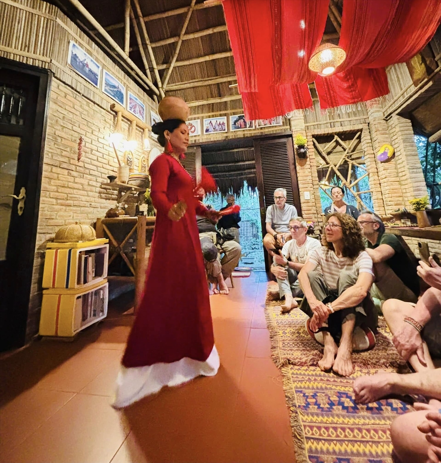 Kiều Maily biểu diễn văn hóa Chăm tại  Champa Amaravati House - Hội An.