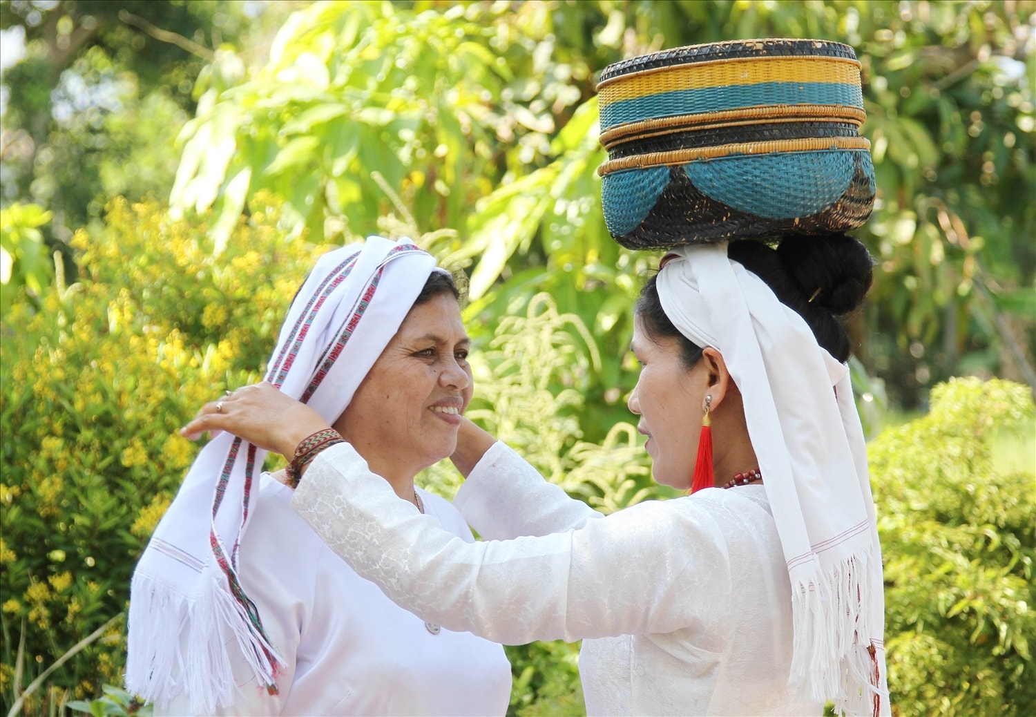 Kiều Maily sửa soạn trang phục cho mẹ chuẩn bị dâng lễ  tổ tiên.