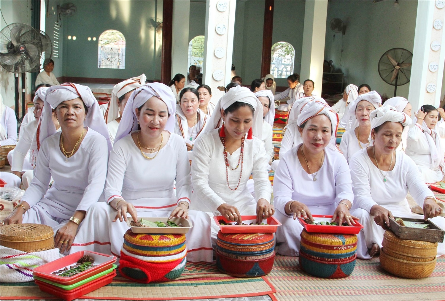Kiều Maily cùng phụ nữ làng Chăm Phước Nhơn dâng lễ cúng tổ tiên. 
