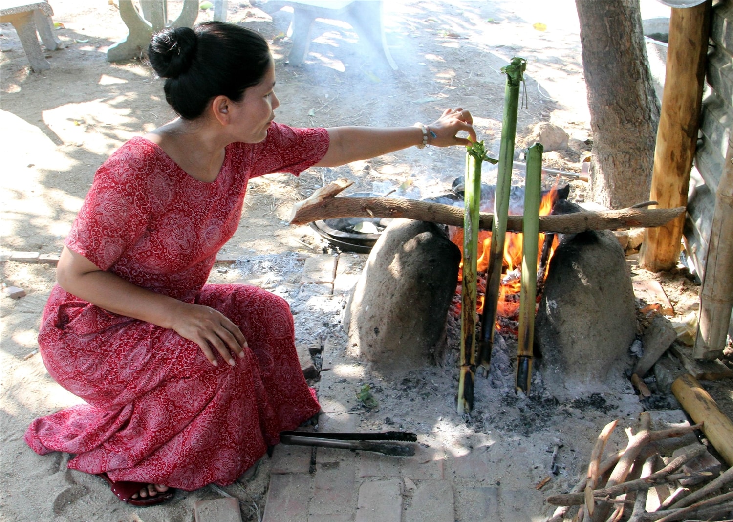 Kiều Maily nấu cơm lam mời khách đến thăm nhà trong dịp vui đón Ramưwan. 