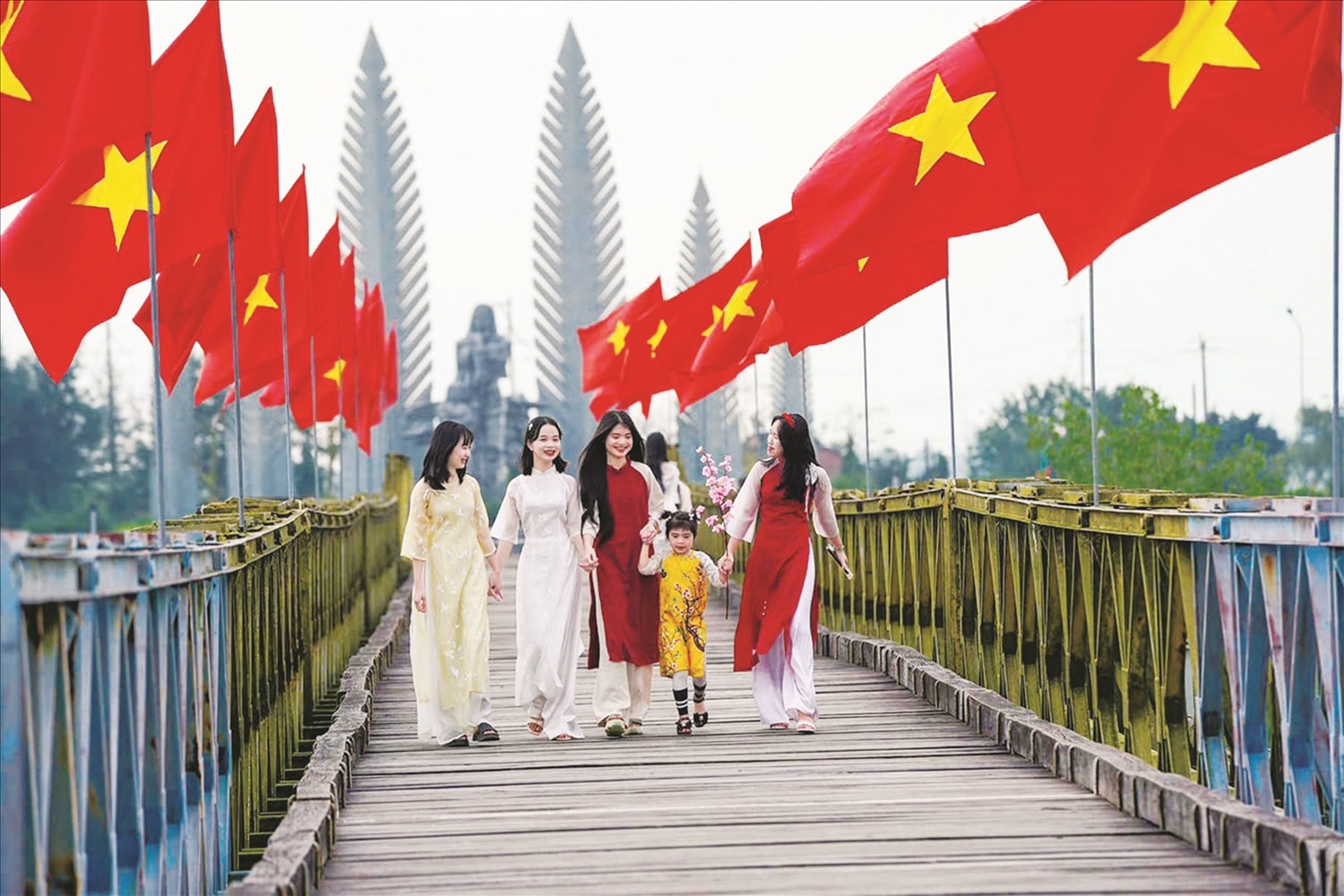 Nhịp cầu nối những mùa Xuân.  Ảnh: Nông Văn Dân
