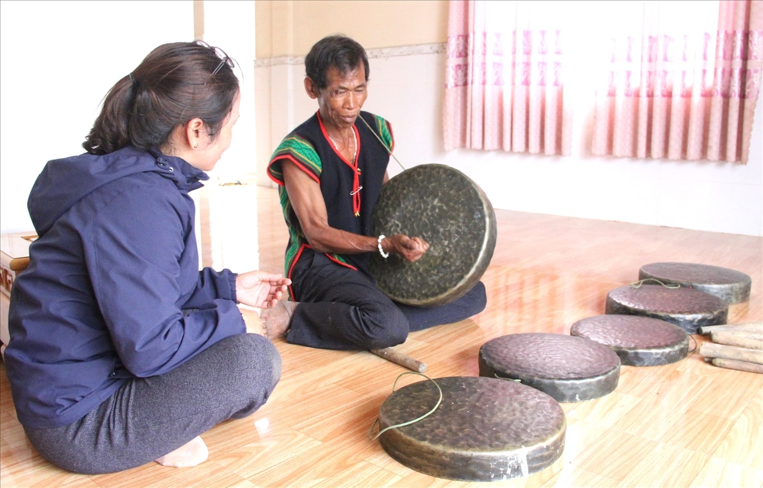 Ông Y Xuyên, Người có uy tín bon Ja Răh, xã Nâm Nung còn giữ được bộ cồng chiêng , chóe cổ rất quý. Trong những năm qua ông đã mở nhiều lớp dạy cồng chiêng miễn phí cho thanh niên trong bon (Ảnh minh họa).