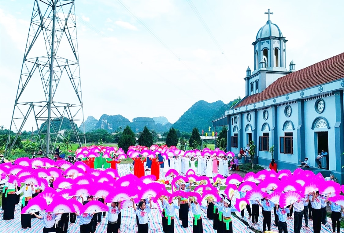 Cùng với tích cực tham gia các phong trào thi đua ở địa phương thì đồng bào dân tộc Mường ở giáo xứ Lạc Bình, xã Thạch Bình, huyện Nho Quan gìn giữ, phát huy văn hóa truyền thống.