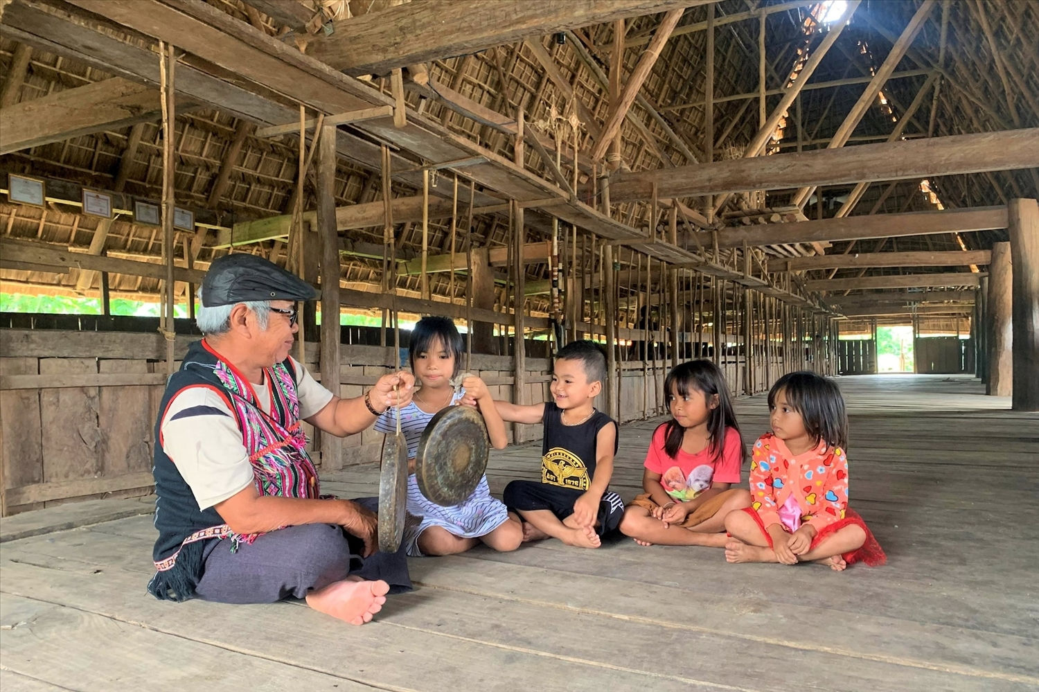 Ông A Jring Đeng, Người có uy tín làng Kon Brăp Ju, xã Tân Lập, huyện Kon Rẫy, tỉnh Kon Tum có nhiều nỗ lực và đóng góp trong việc bảo tồn giá trị văn hóa truyền thống.