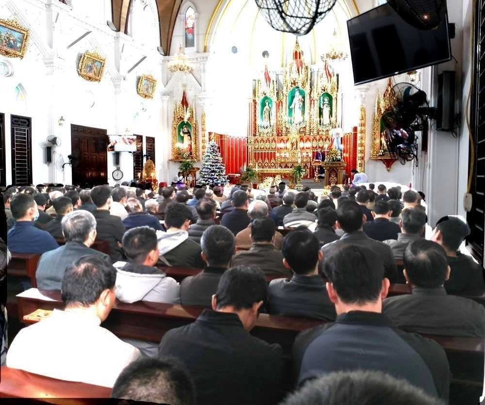 Quảng Ninh hiện có hơn 40.000 tín đồ công giáo, 16 giáo xứ, 38 giáo họ. Quảng Ninh hiện có hơn 40.000 tín đồ công giáo, 16 giáo xứ, 38 giáo họ.