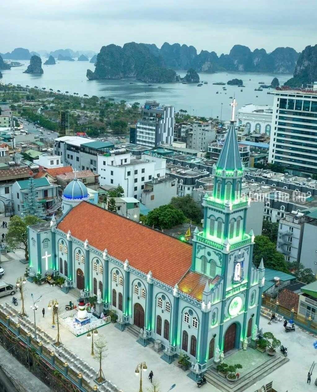 Nhà thờ Hòn Gai nhìn từ trên cao. Nhà thờ Hòn Gai nhìn từ trên cao.