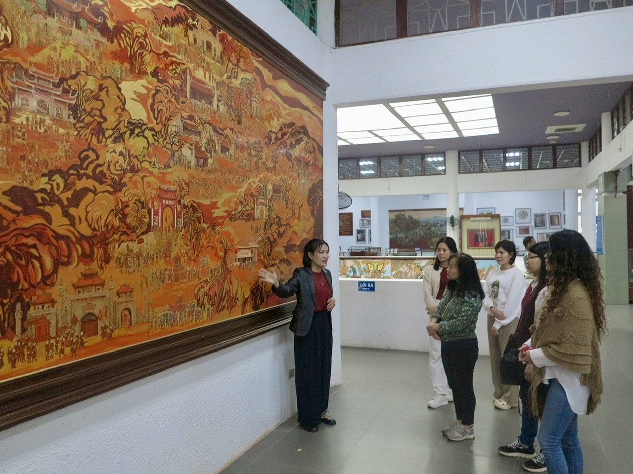 Hướng dẫn viên Bảo tàng thuyết minh cho du khách đến thăm quan Hướng dẫn viên Bảo tàng thuyết minh cho du khách đến thăm quan
