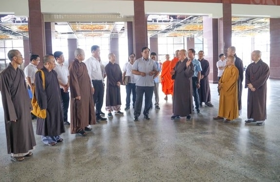 Thứ trưởng Bộ Dân tộc và Tôn giáo Nguyễn Hải Trung khảo sát tại đại giảng đường Minh Châu - nơi diễn ra Lễ khai mạc Đại lễ Vesak Liên Hiệp Quốc 2025.