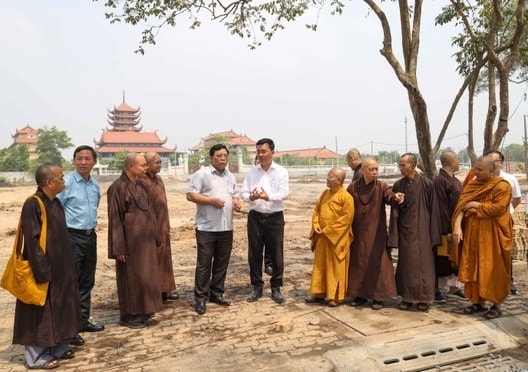 Thứ trưởng Bộ Dân tộc và Tôn giáo Nguyễn Hải Trung khảo sát tại Công viên Láng Le - nơi diễn ra các sự kiện văn hóa trong khuôn khổ Đại lễ Vesak Liên Hợp quốc 2025.