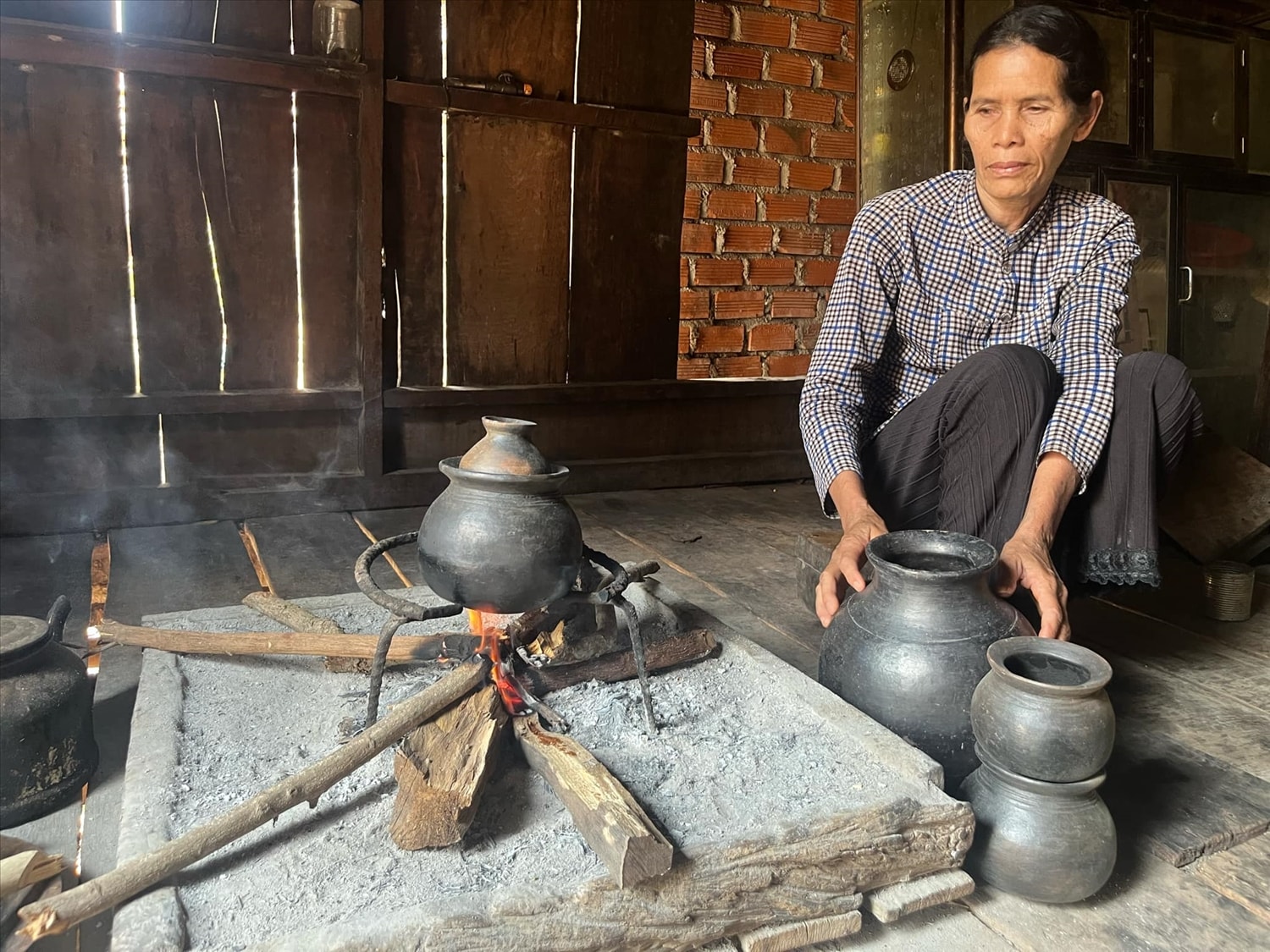 Bà con dùng nồi gốm để nấu nước, nấu cơm