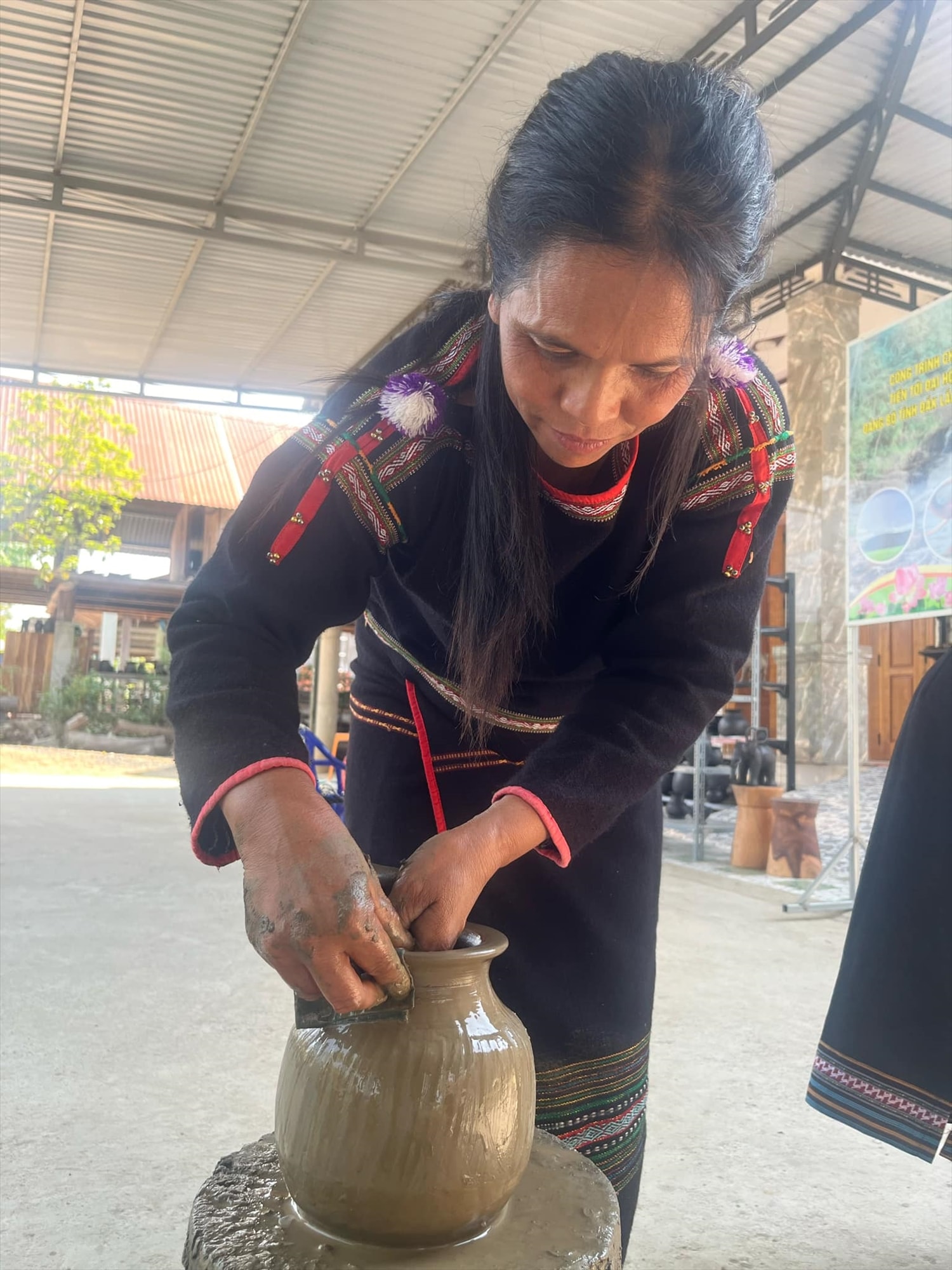 Nghệ nhân dùng tấm vải ướt để chà nhẵn mặt gốm