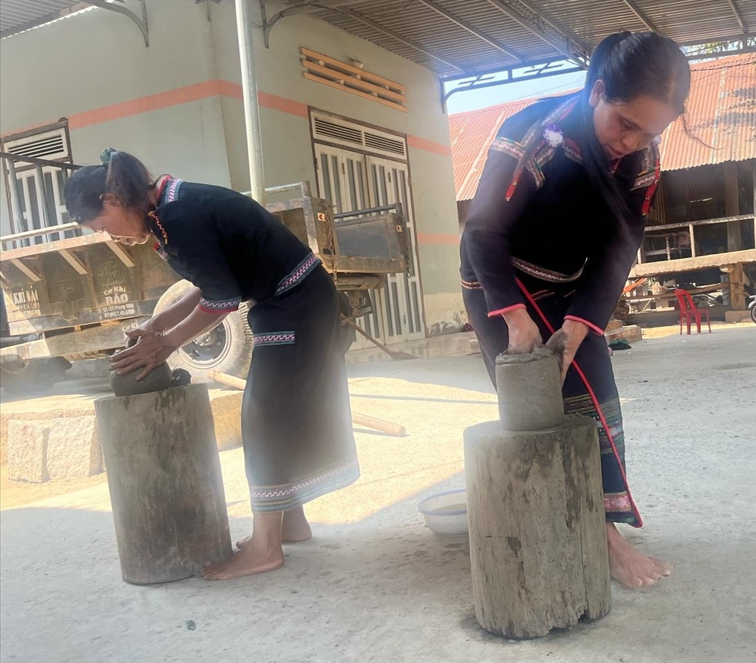 Phụ nữ M'nông xã Yang Tao, huyện Lắk, tỉnh Đắk Lắk nặn gốm
