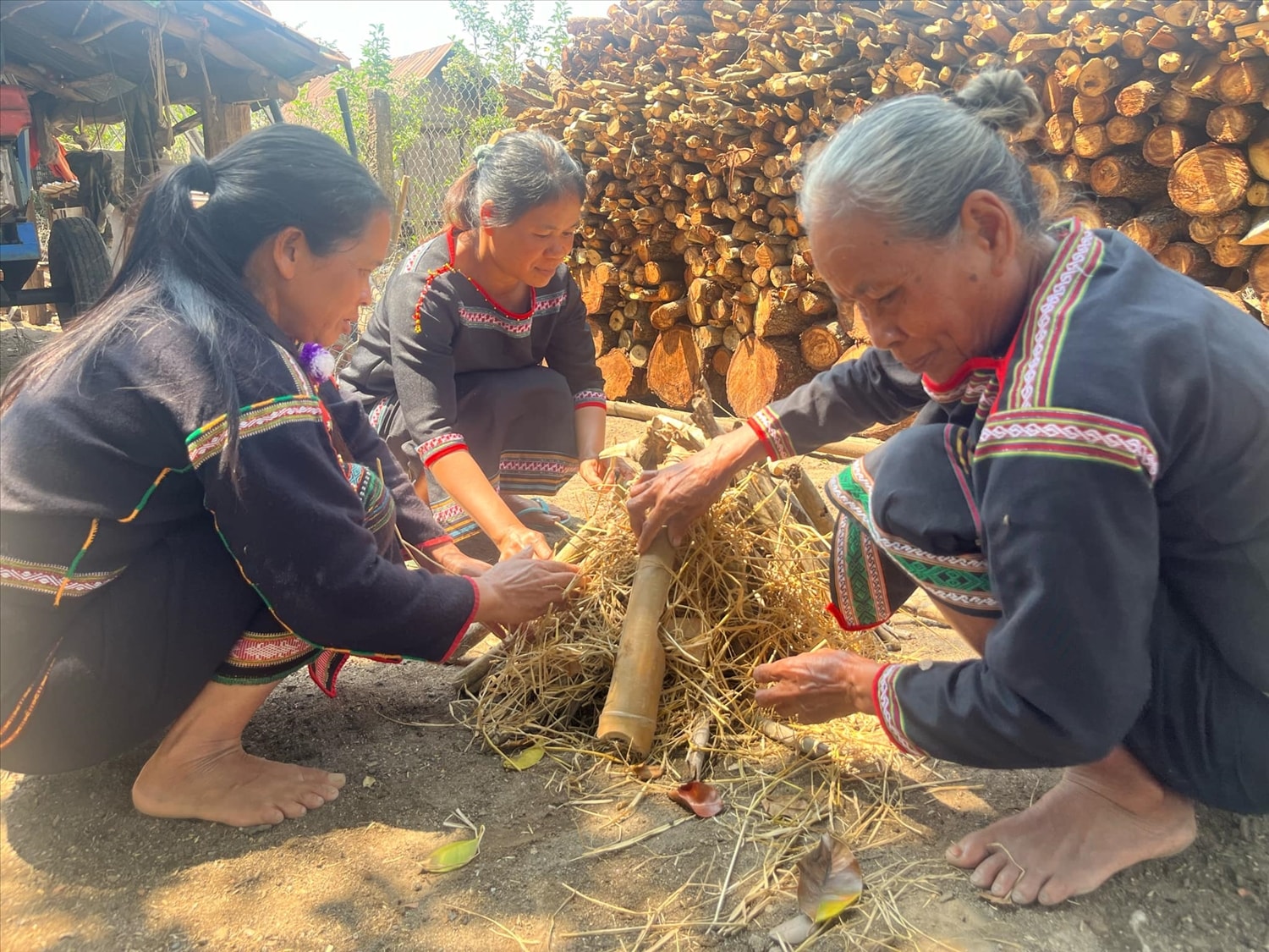 (Bài CTV) Gốm Yang Tao - Nghệ thuật của đôi bàn tay phụ nữ M'nông 4