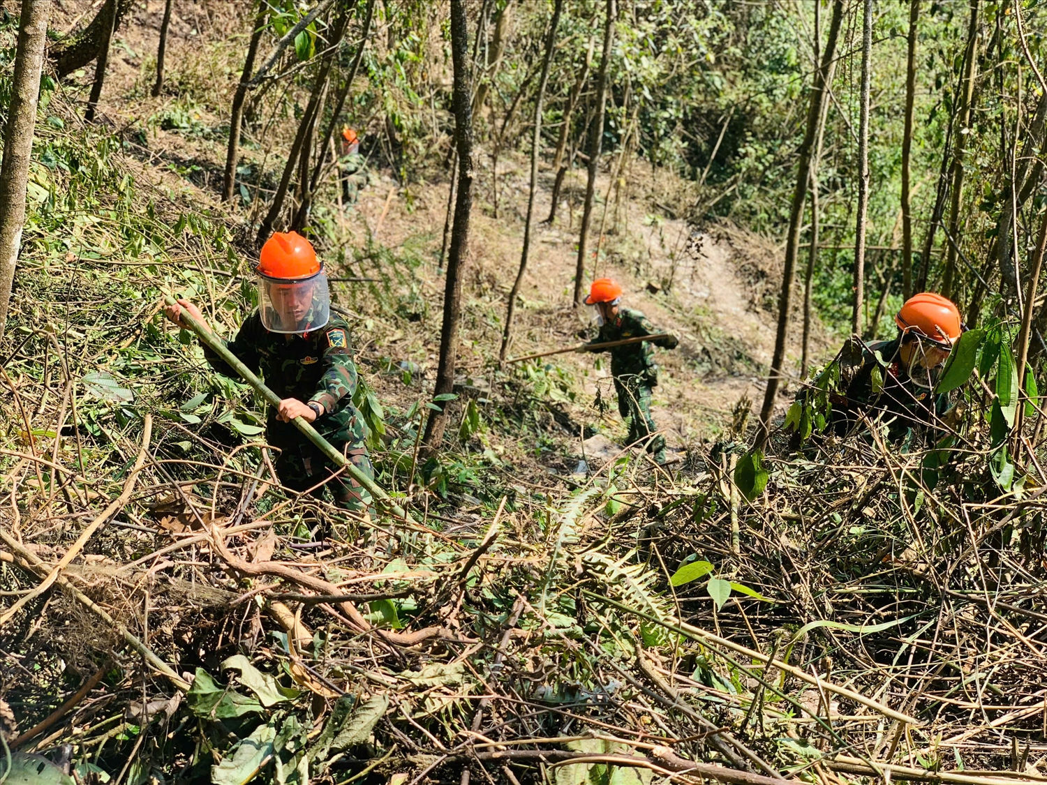 Mỗi cán bộ, chiến sĩ thực hiện vụ rà phá bom mìn, vật liệu nổ cần sự tập trung cao độ trong nhiệm vụ 