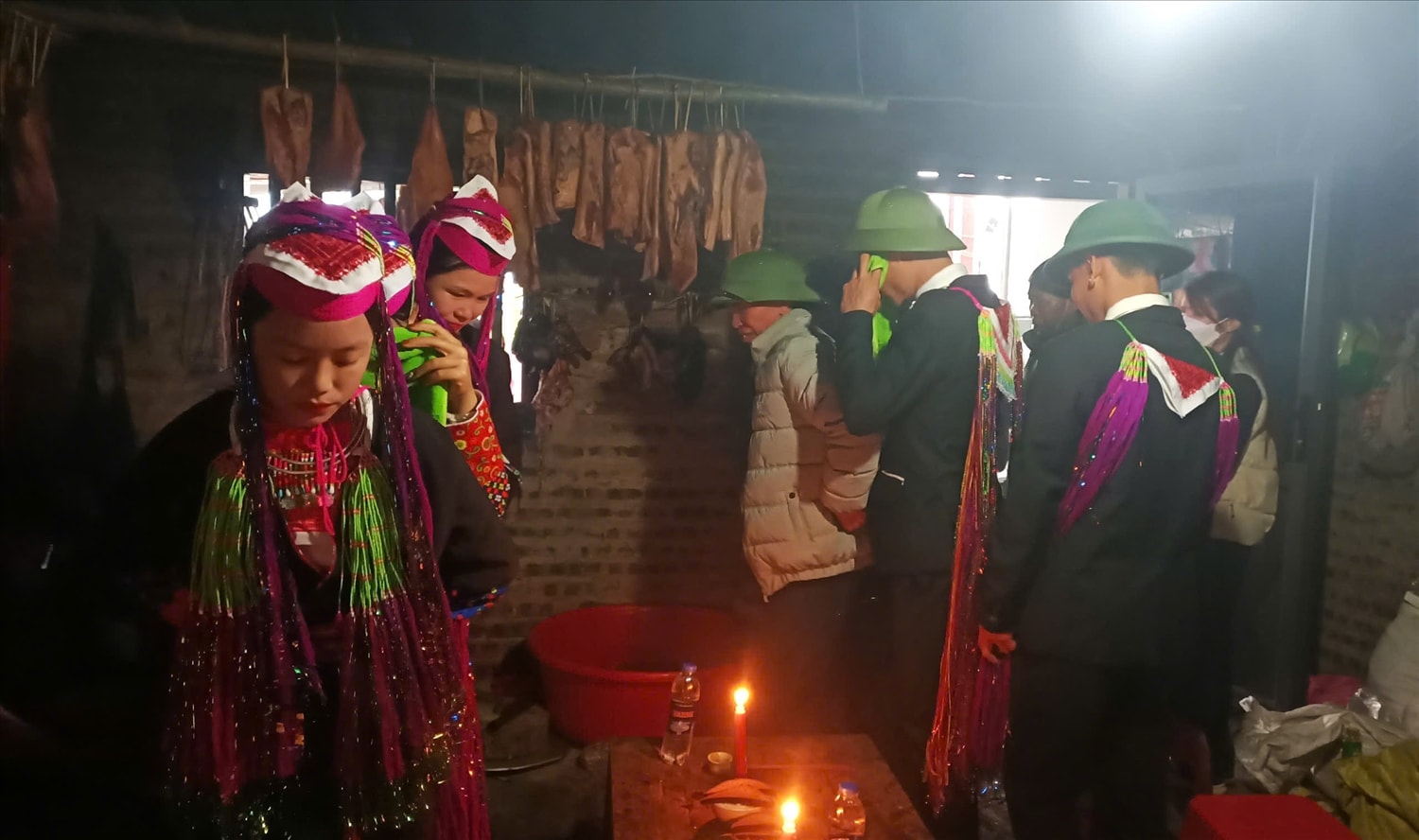 Cô dâu chú rể được dắt đi vòng quanh mâm chỉ có hai bát cơm trắng cùng hai chén rượu để làm thủ tục nhập gia