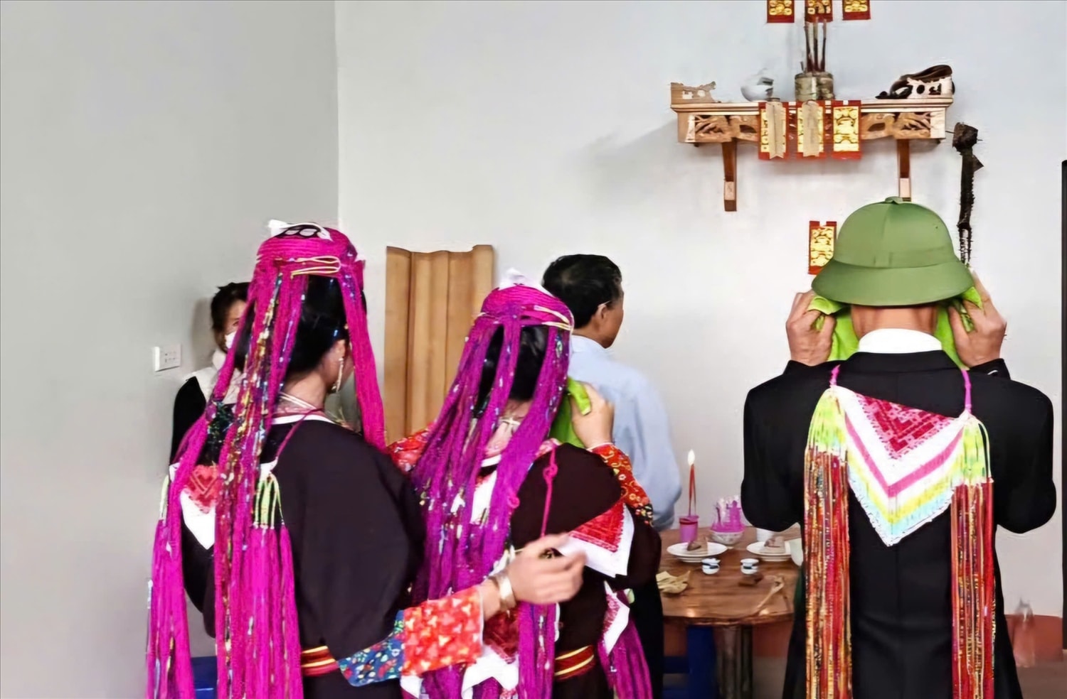 Trong suốt quá trình làm lễ, cô dâu, chú rể phải bịt mặt bằng khăn mặt mới hoặc khăn do cô dâu tự thêu