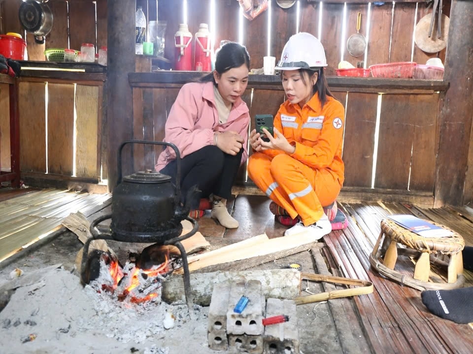 Công nhân ngành điện hướng dẫn khách hàng vùng sâu, vùng xa cài đặt ứng dụng EVNNPC CSKH 