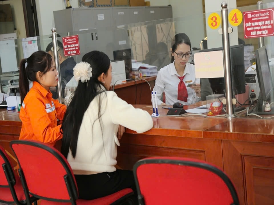 Phối hợp với các ngân hàng tạo điều kiện thuận lợi cho khách hàng đăng ký ủy quyền trích nợ tự động