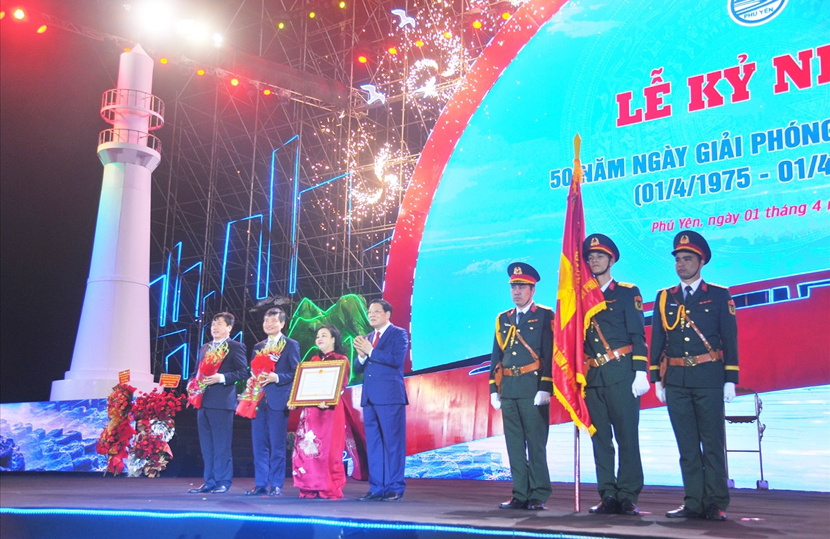 Thừa ủy quyền của Chủ tịch nước, ông Phan Đình Trạc - Ủy viên Bộ Chính trị, Bí thư Trung ương Đảng, Trưởng Ban Nội chính Trung ương trao Huân chương lao động hạng Nhất của Chủ tịch nước cho Đảng bộ, chính quyền và Nhân dân tỉnh Phú Yên