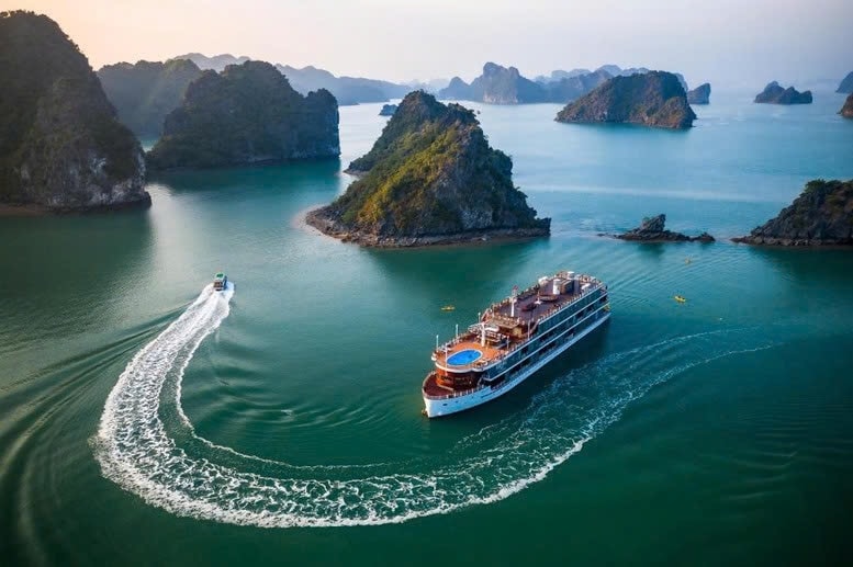 Lấy cảm hứng từ huyền thoại ngành hàng hải Bạch Thái Bưởi, Heritage Cruises kết hợp hài hòa giữa lịch sử, nghệ thuật và phát triển bền vững. Du thuyền boutique này đưa du khách khám phá vịnh Hạ Long và vịnh Lan Hạ trong quần đảo Cát Bà - Ảnh: VGP