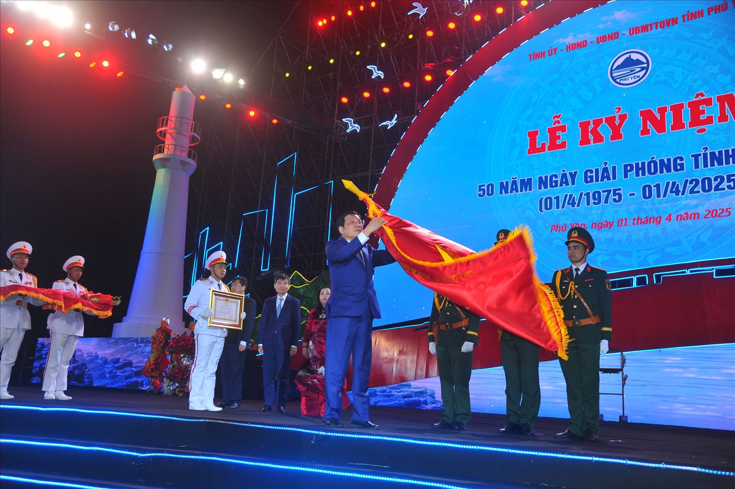 Ông Phan Đình Trạc, Ủy viên Bộ Chính trị, Bí thư Trung ương Đảng, Trưởng ban Nội chính Trung ương gắn Huân chương Lao động hạng Nhất lên cờ truyền thống của tỉnh Phú Yên