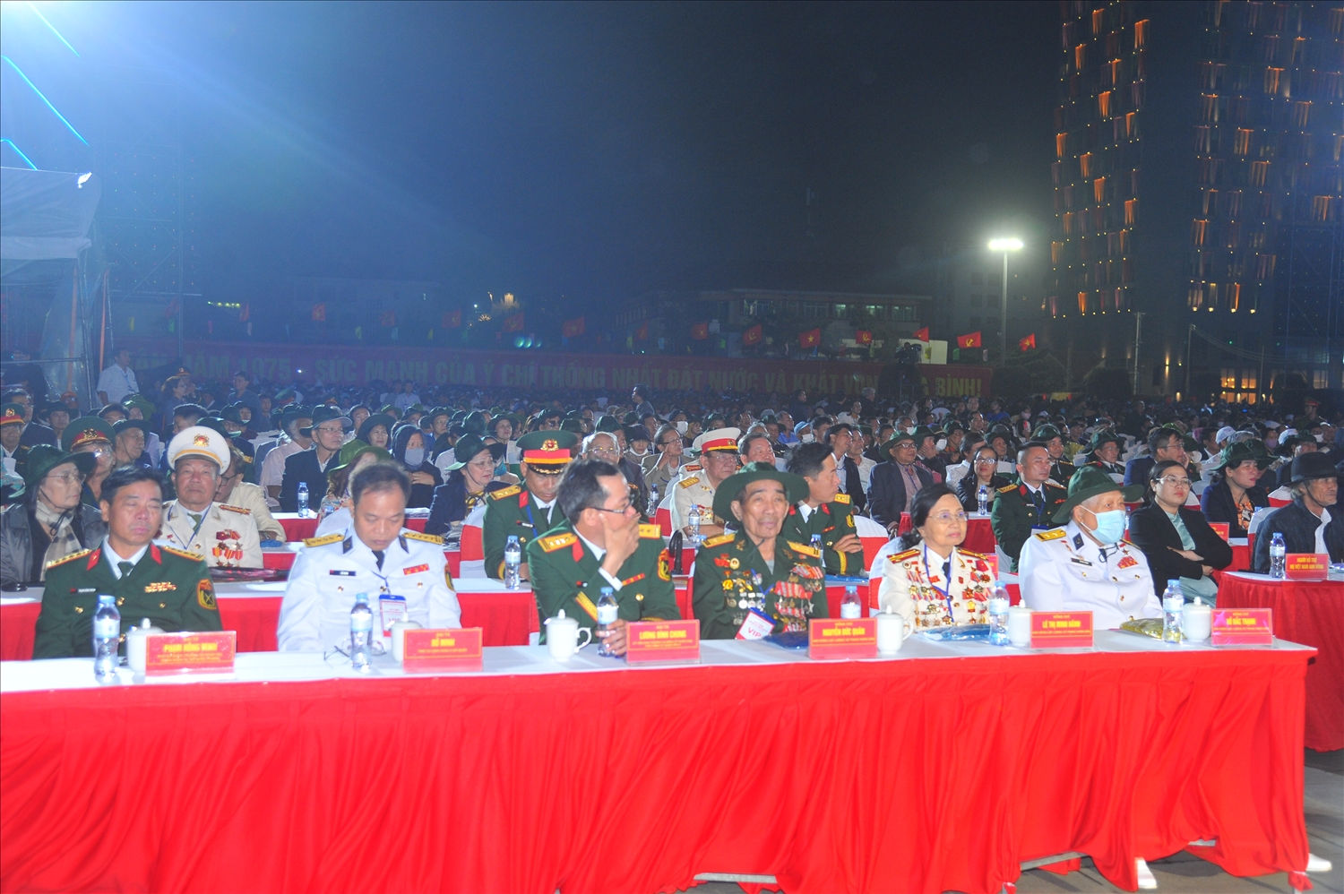 Các đại biểu và đông đảo người dân tham dự  Lễ kye niệm 50 Ngài giải phóng Phú Yên