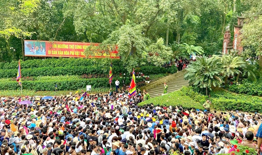 Hàng vạn người con của mọi miền Tổ quốc cũng như kiều bào ta ở nước ngoài về Giỗ Tổ.
