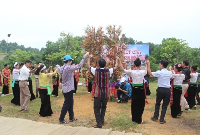 Vòng xòe ngày hội
